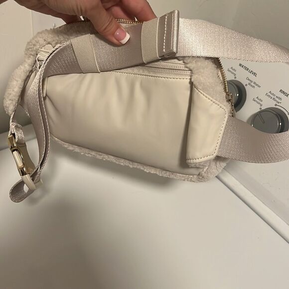 Lululemon white fleece everywhere belt bag NEW - Picture 5 of 5